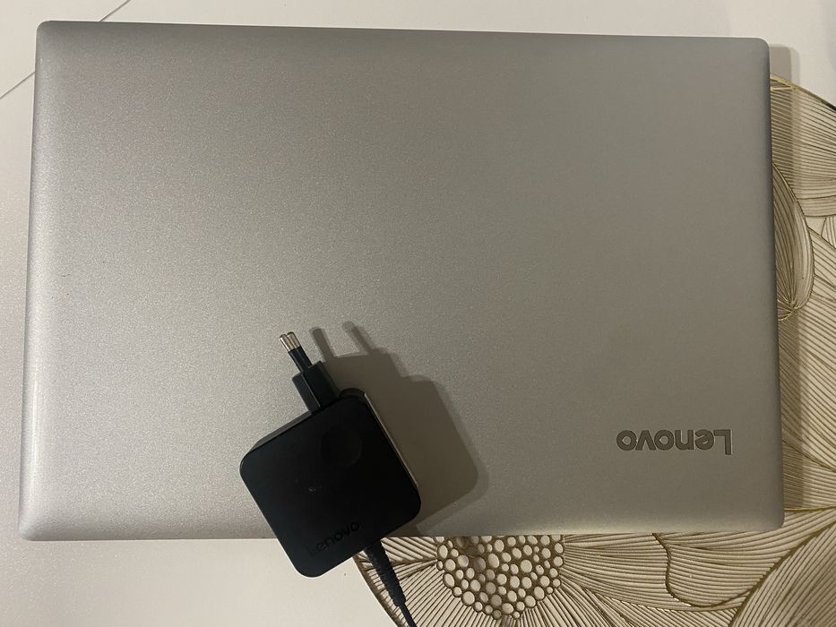 Laptop Lenovo IdeaPad 15”, stare foarte buna, 8 GB RAM, incarcator ori