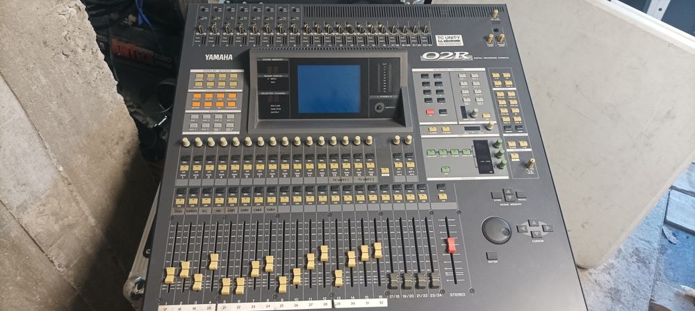 Дигитален пулт YAMAHA O2R