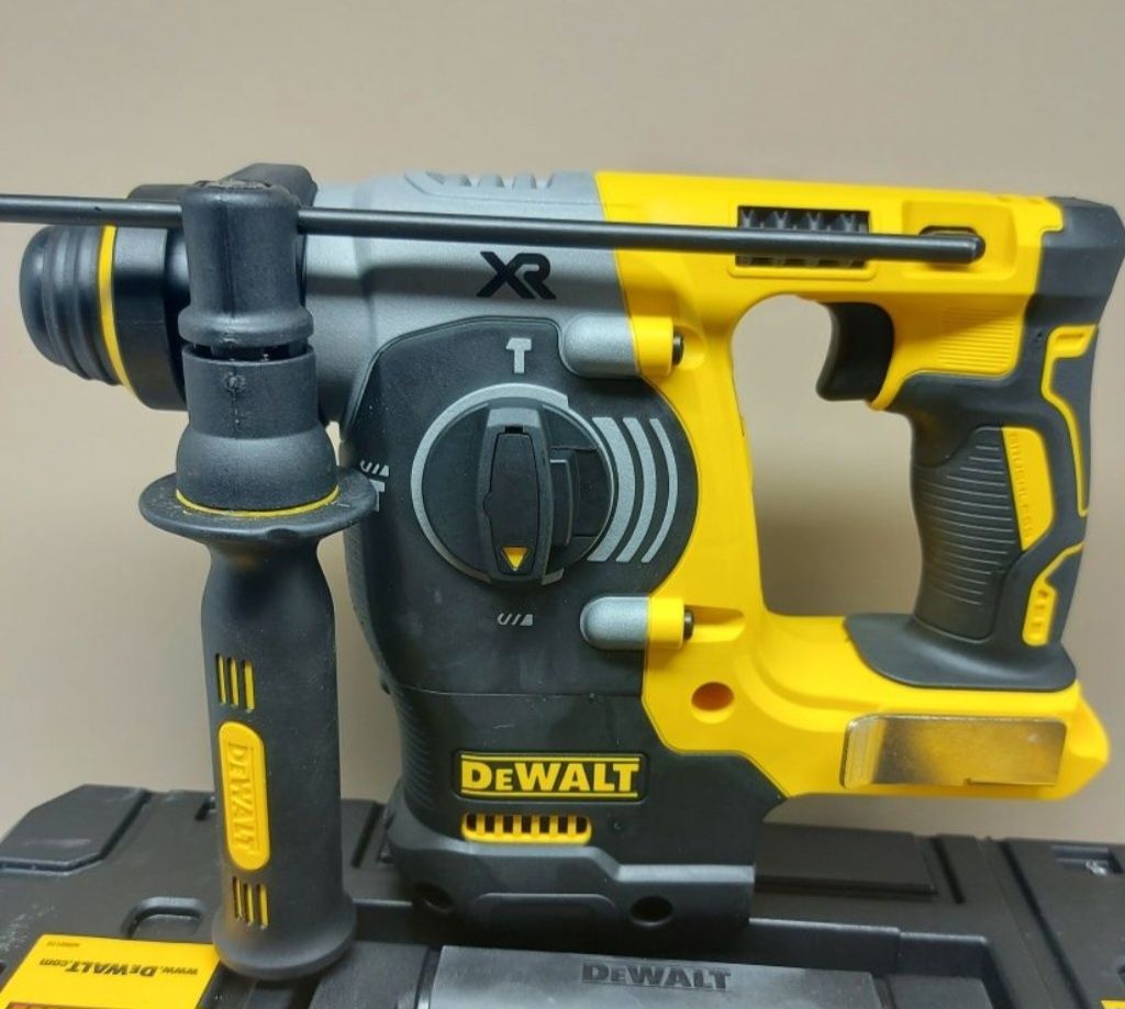 Нов безчетков перфоратор Dewalt DCH273NT