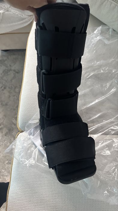 Orteză tip walking boot pentru gleznă și picior.
