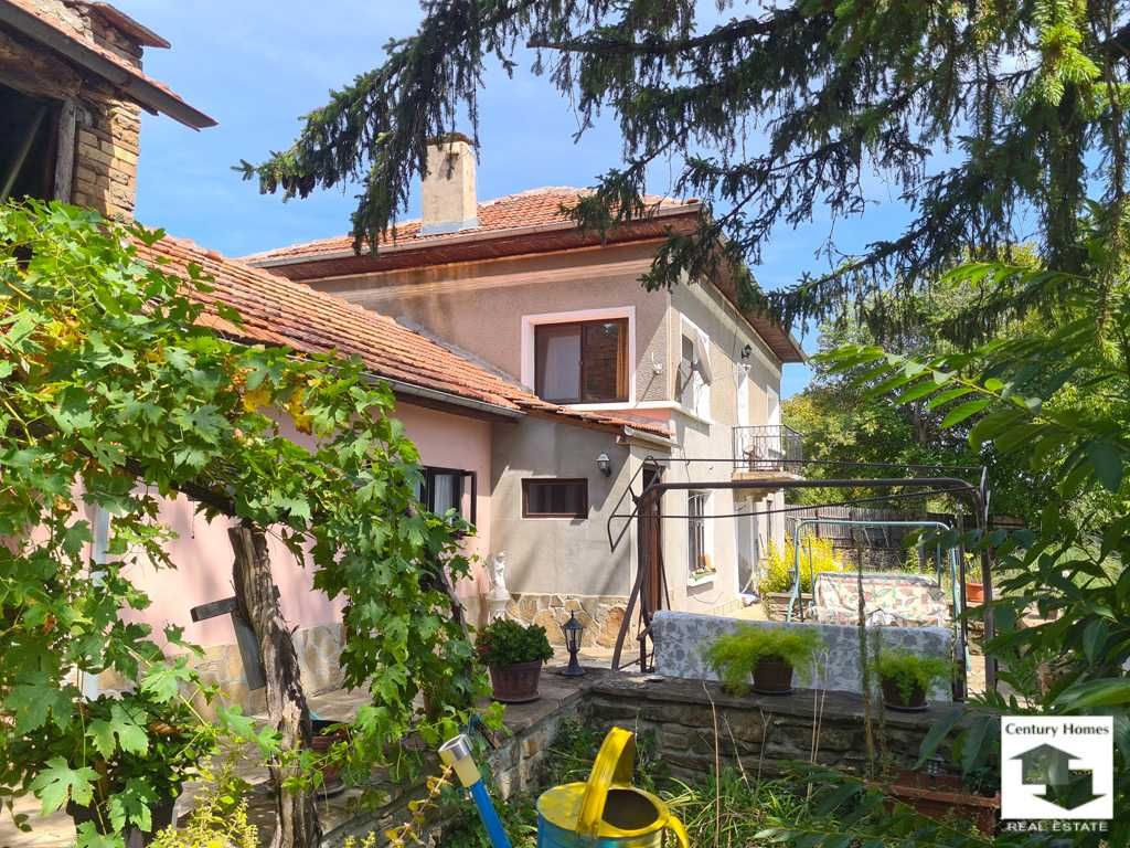 175065 Реновирана къща с голям двор и панорамна гледка в село Буря