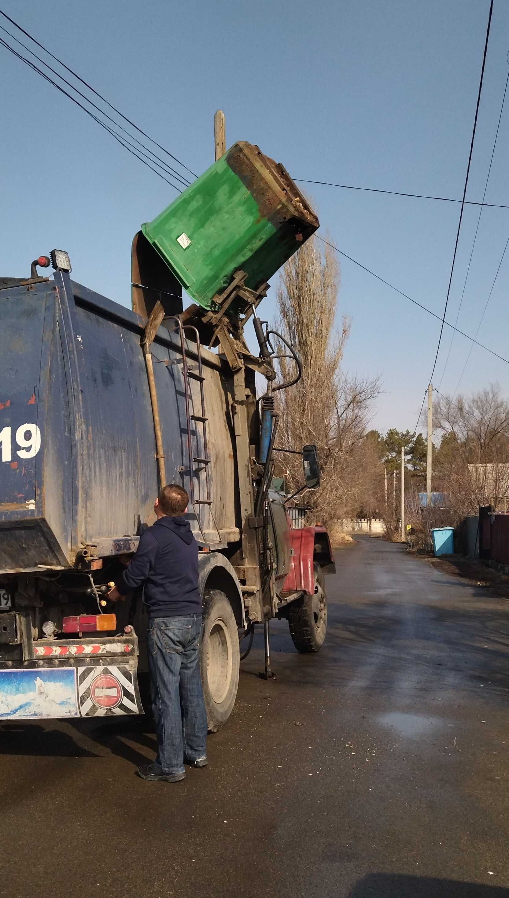 Вывоз мусора в контейнерах.