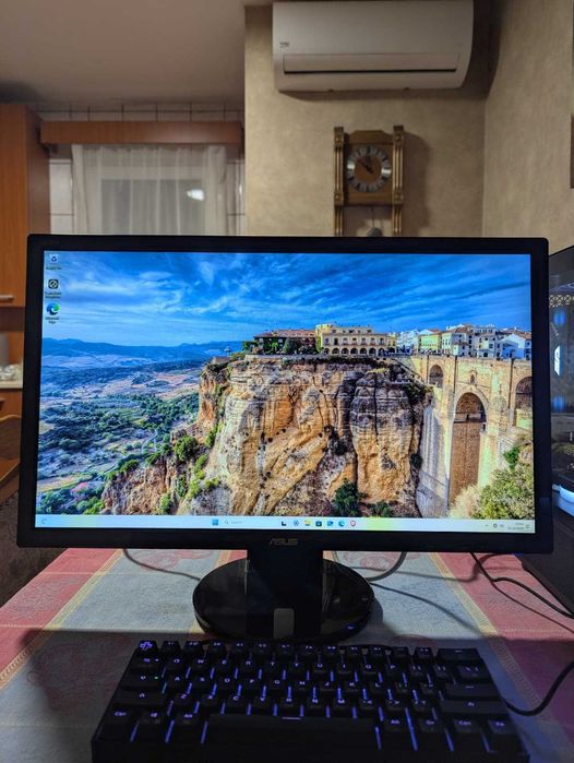 Monitor 24" 60Hz ASUS cu difuzoare incorporate.