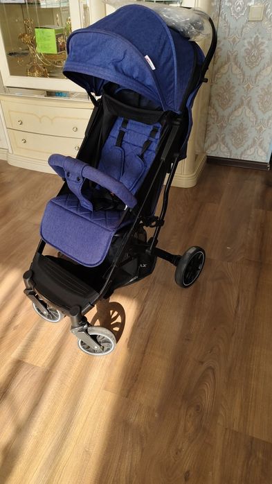 Коляска  фирменый прогулочная новый состояние