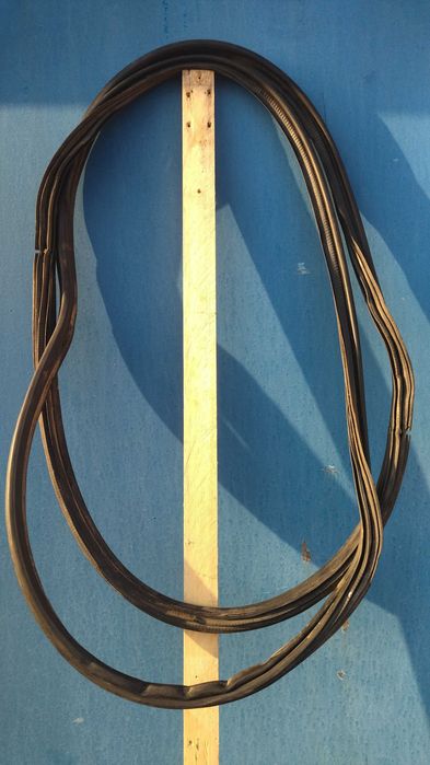 Уплотнитель TOYOTA PREVIA TCR на зданюю дверь