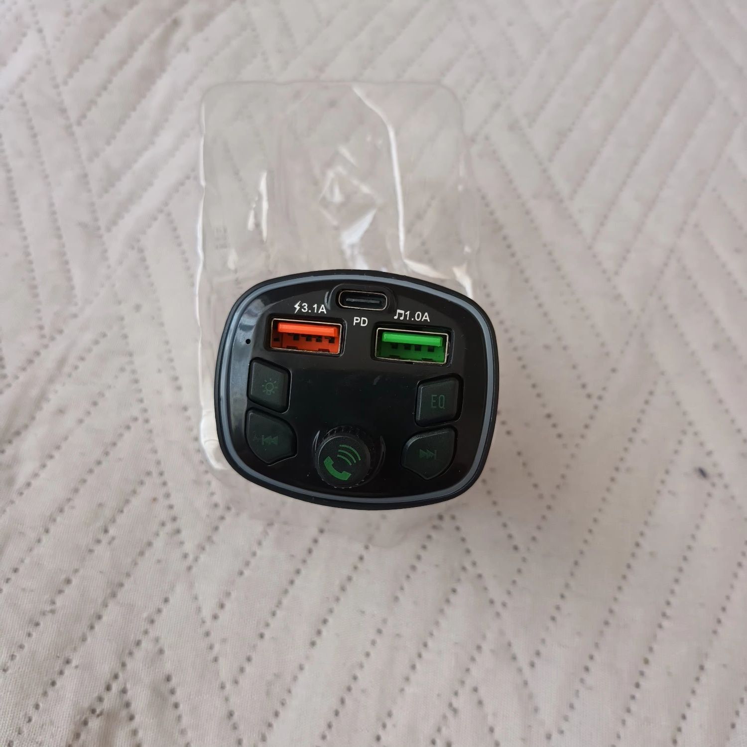 Блутут FM Трансмитер за кола на 12V, хендсфри, зарядно, mp3 audio.