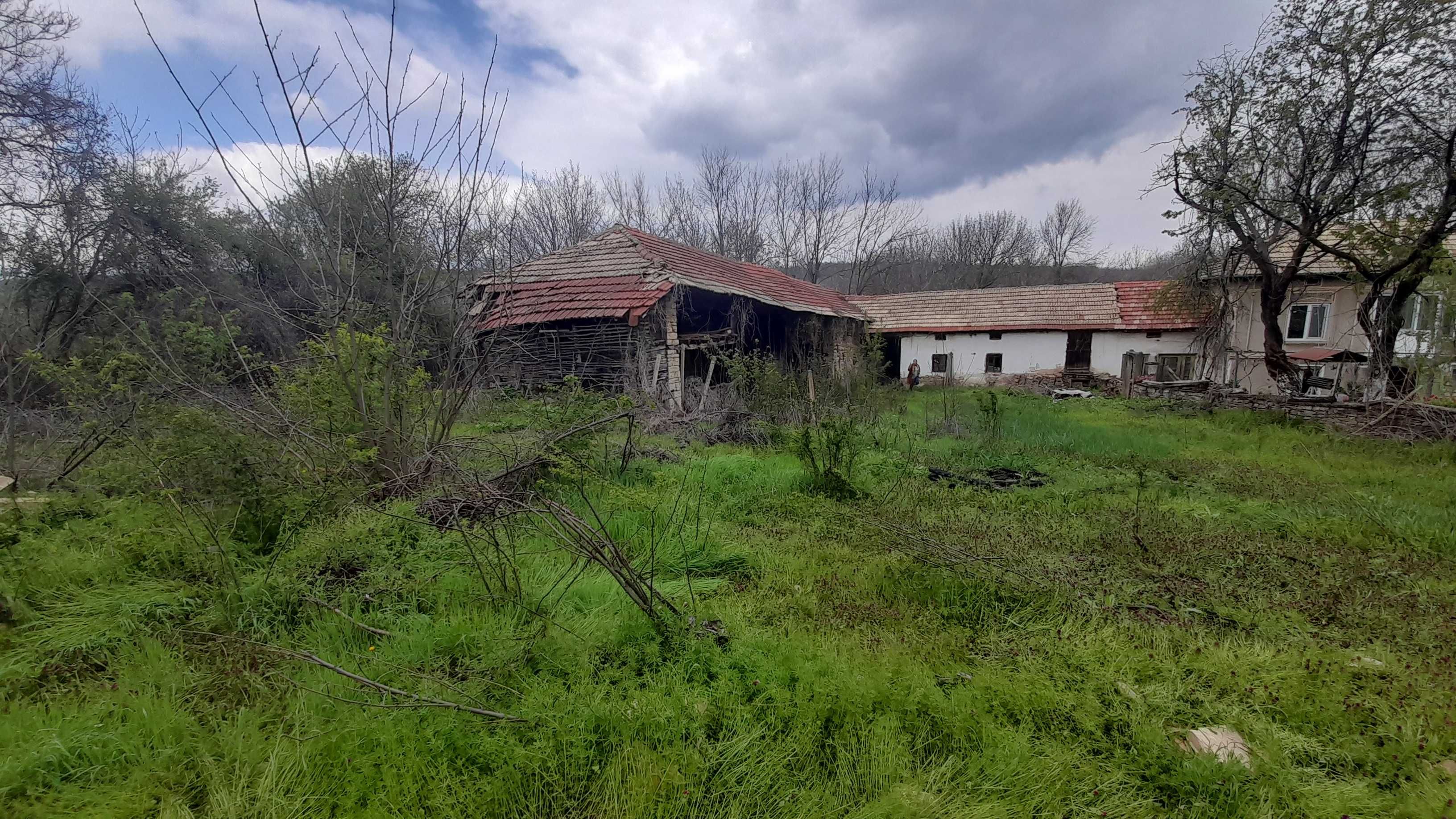 Дву-етажна къща на село, с 3 двора, сайвант и постройка за животни