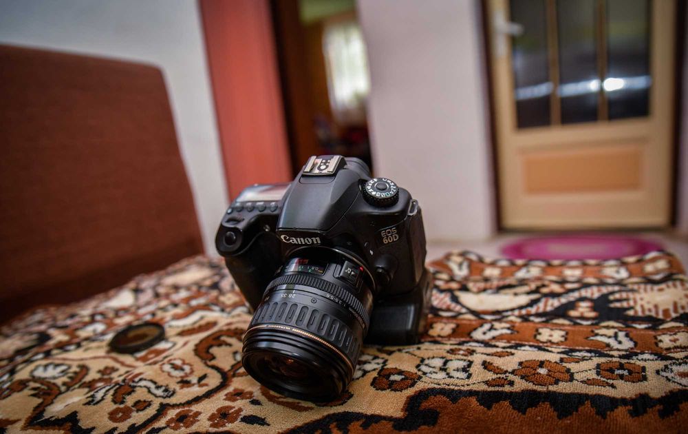 aparat foto Canon 60d cu Grip si obiectiv canon 28-80 Usm