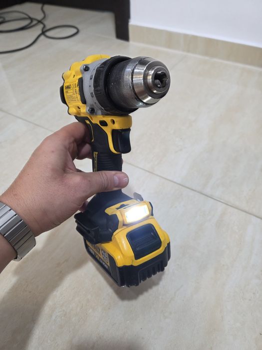 Autofiletanta masina de insurubat Dewalt DCD 800