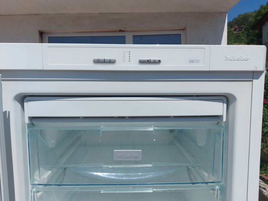 Фризер Miele
Цена:550лв
Клас А+
No frost
8 рафта
Размери: 
Височина:18