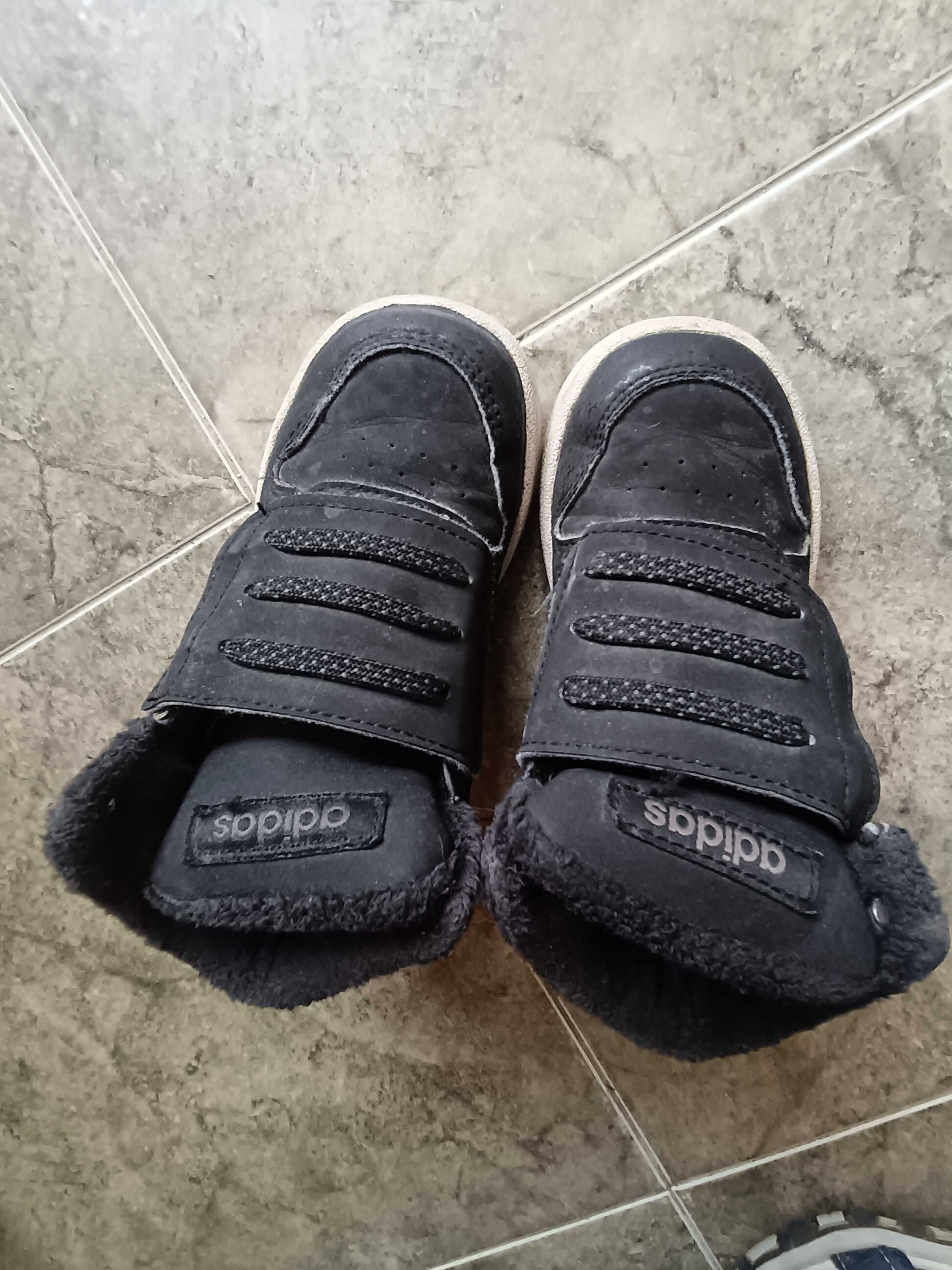 Продавам детски обувки ADIDAS- номен 25.