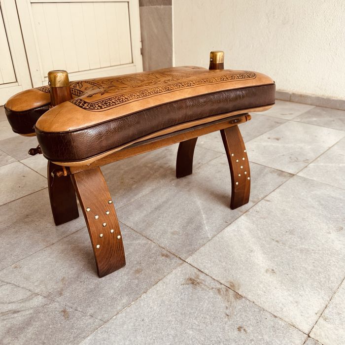 Ръчно изработена ориенталска табуретка от естествена кожа