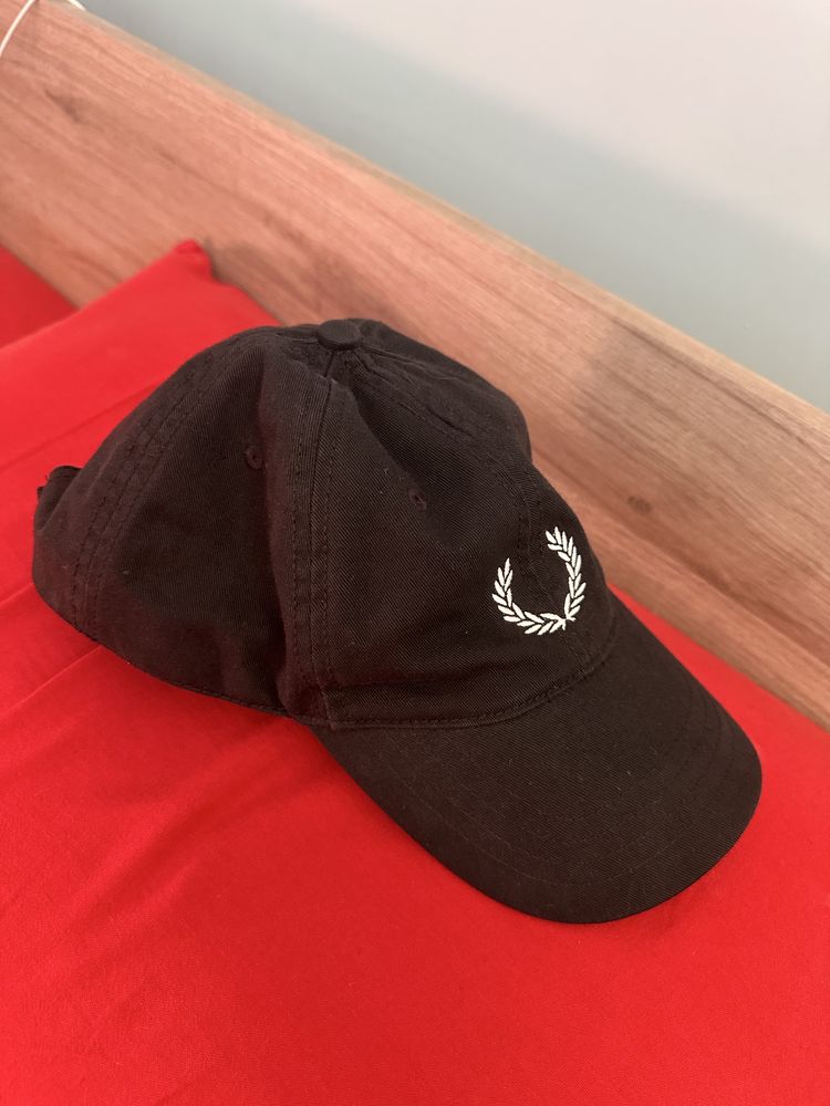 Fred Perry-шапка с козирка