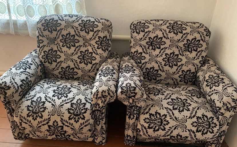 Два мягких кресла