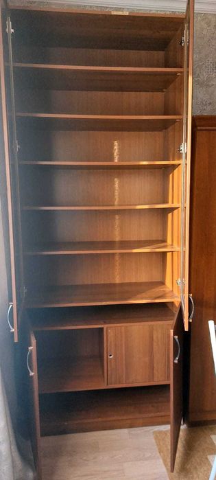 Продам шкаф книжный