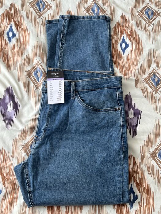 Blugi noi cu eticheta