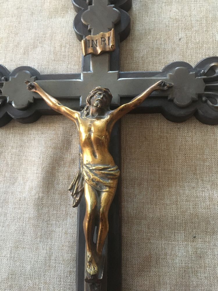 Crucifix bronz, suport lemn