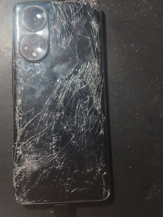 vând telefon  HONOR 50 pentru piese