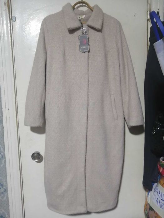Пальто новое  бежевое