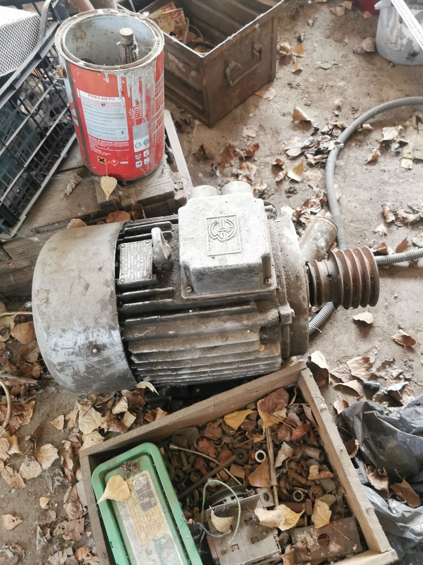 Vând 3  motoare electrice trifazate