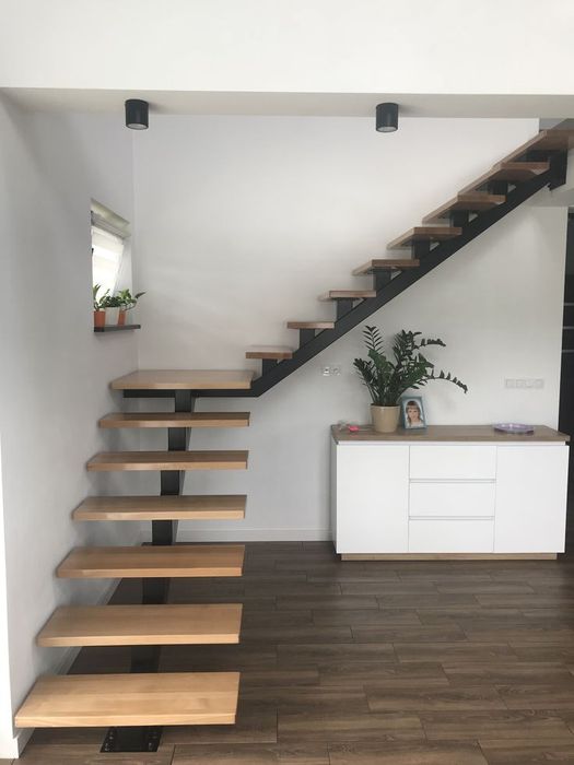 Scări metalice pe un vang central cu trepte de lemn