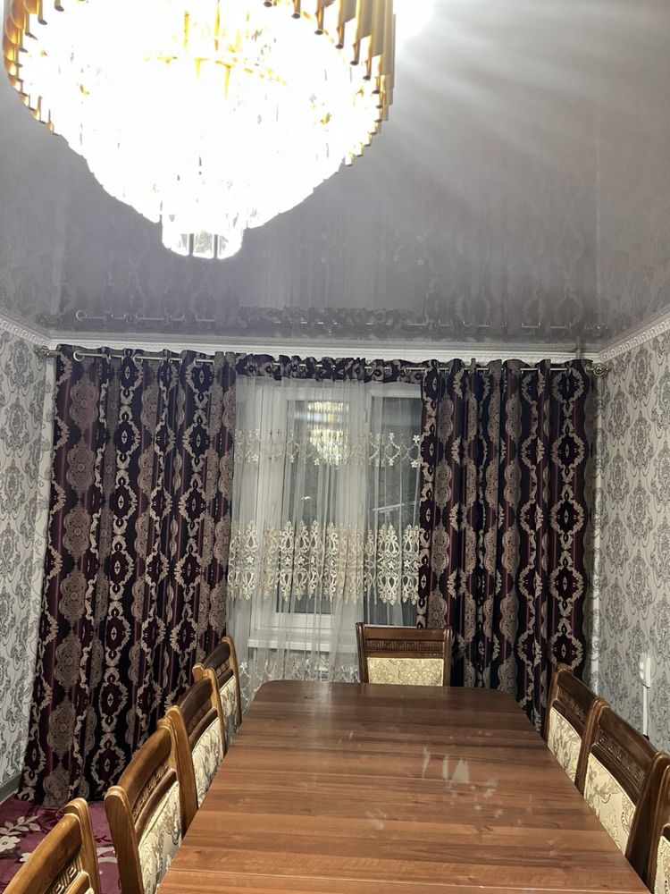 Стол стулья.