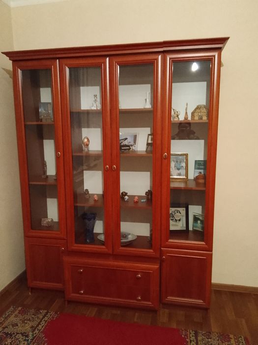 Продается сервант и прихожая