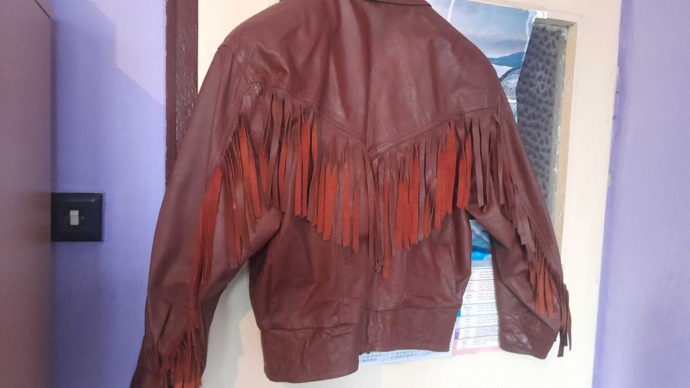 Дамско, кожено яке с ресни. М- L размер. Естествена кожа.