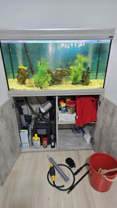 Vând acvariu 200L