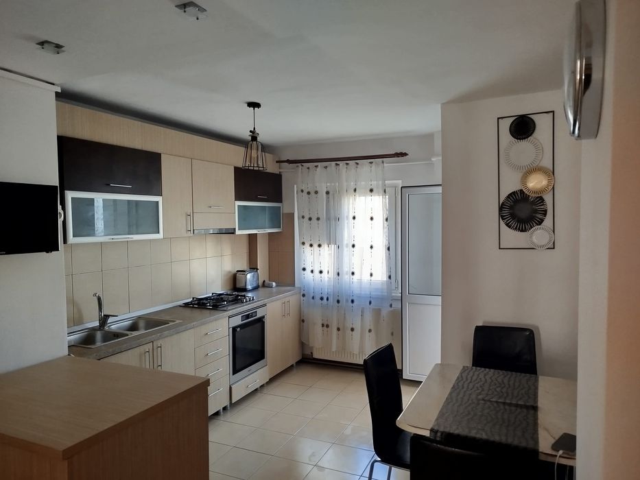 Apartament 3 camere de inchiriat.