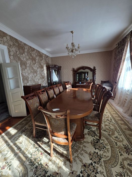 Продаётся 3 метровый стол и 14 стульев, состояние отличное