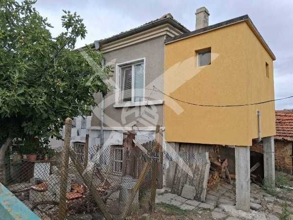 Двуетажна къща в с. Искра