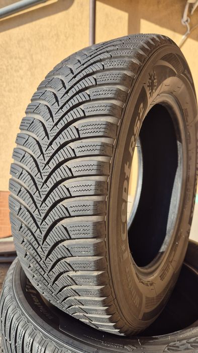 Vand set 4 cauciucuri de iarna Hankook 215/65 R16 pret 250 Ron toate 4