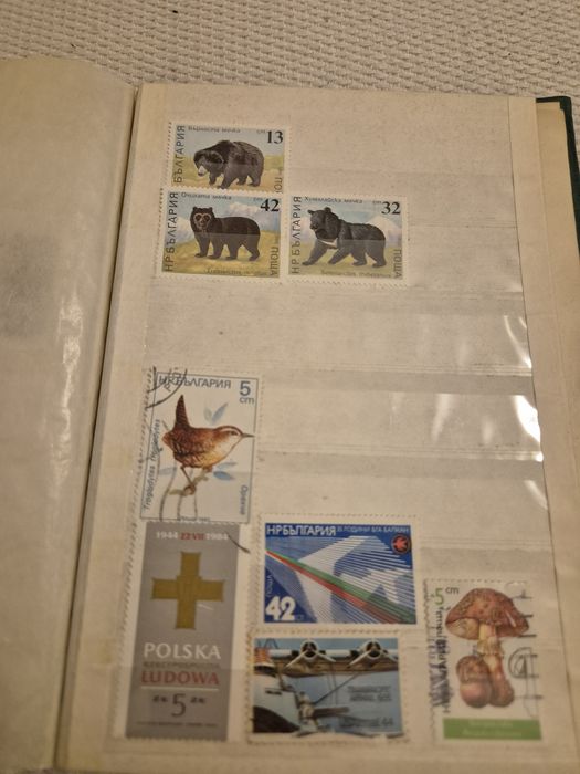 Класьор с марки от различни държави
