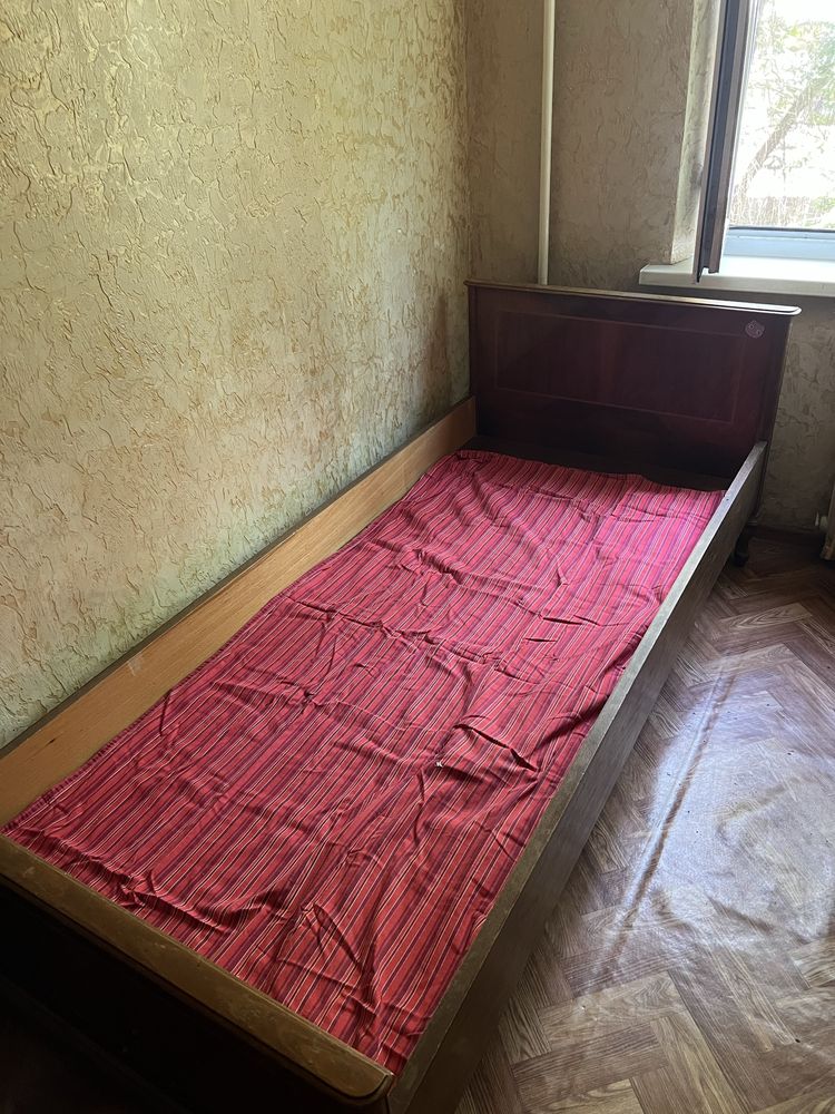 Одноместная кровать и два шкафа