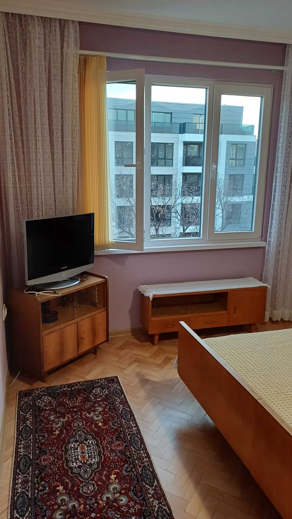 Дава се под наем Тристаен апартамент в Пловдив, Въстанически - 81 кв.м за 561 € - Снимка #1