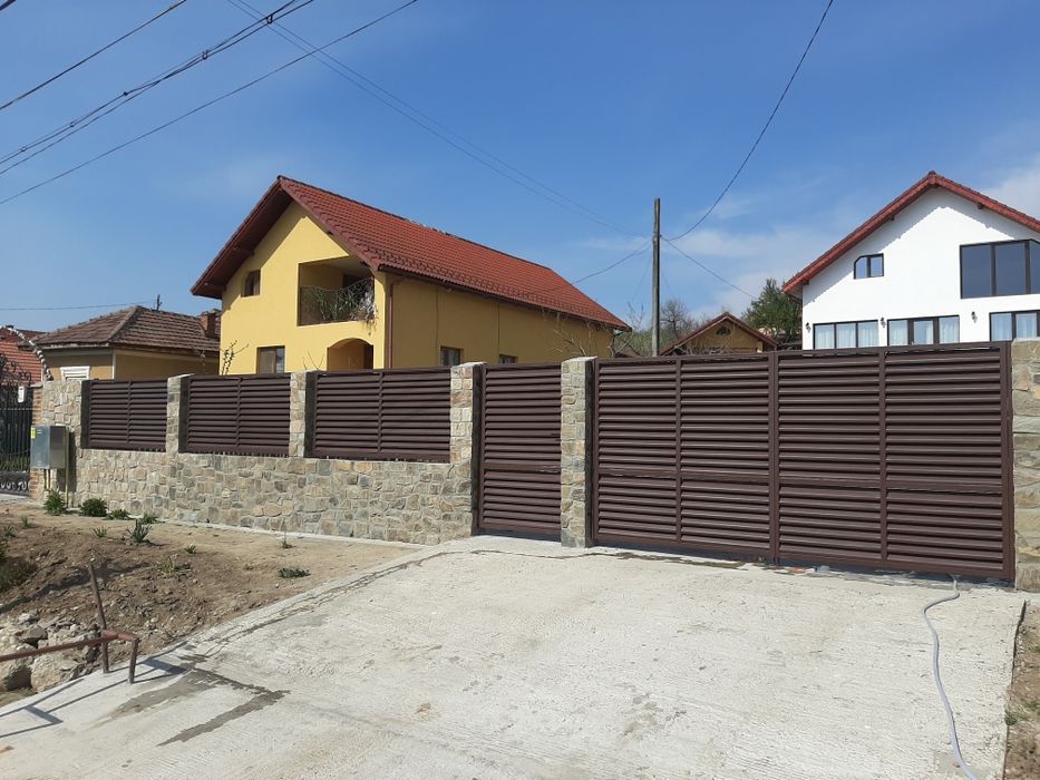 Porti tip jaluzea,porti metalice,garduri din fier