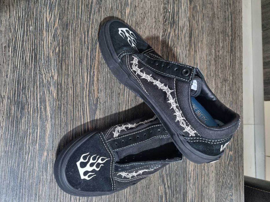 Vand incaltaminte Vans marimea 38.5 mov si 40 neagra