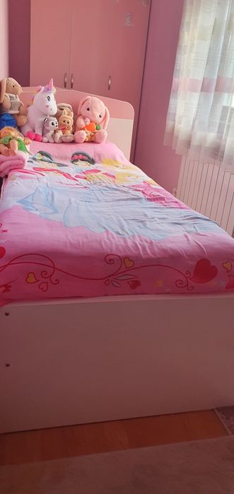 2 кровать, шкаф и компьютерные стол и еще 1 тумбочка