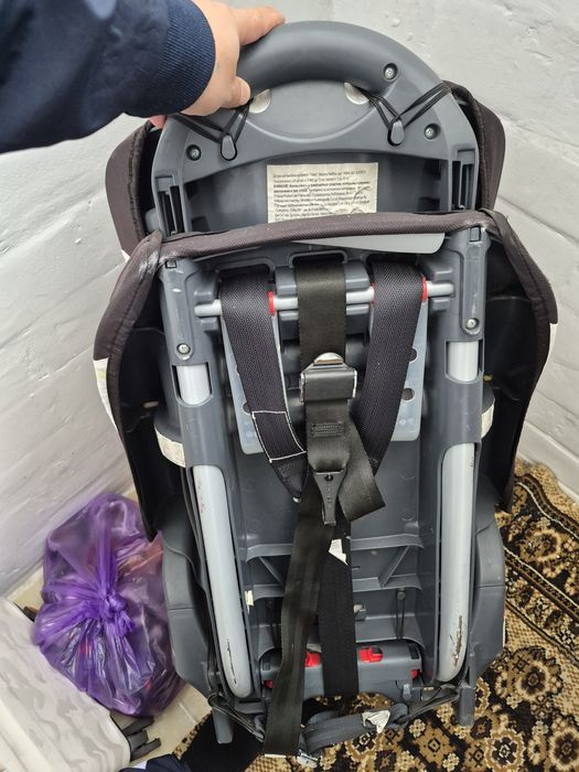 Автомобильное кресло