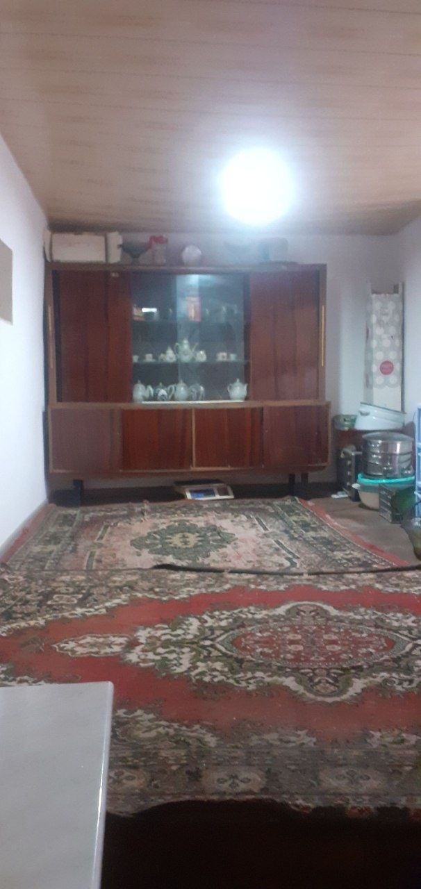 Hovli uy sotiladi