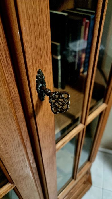 Красив шкаф (библиотека) с витрина от масивно дърво.