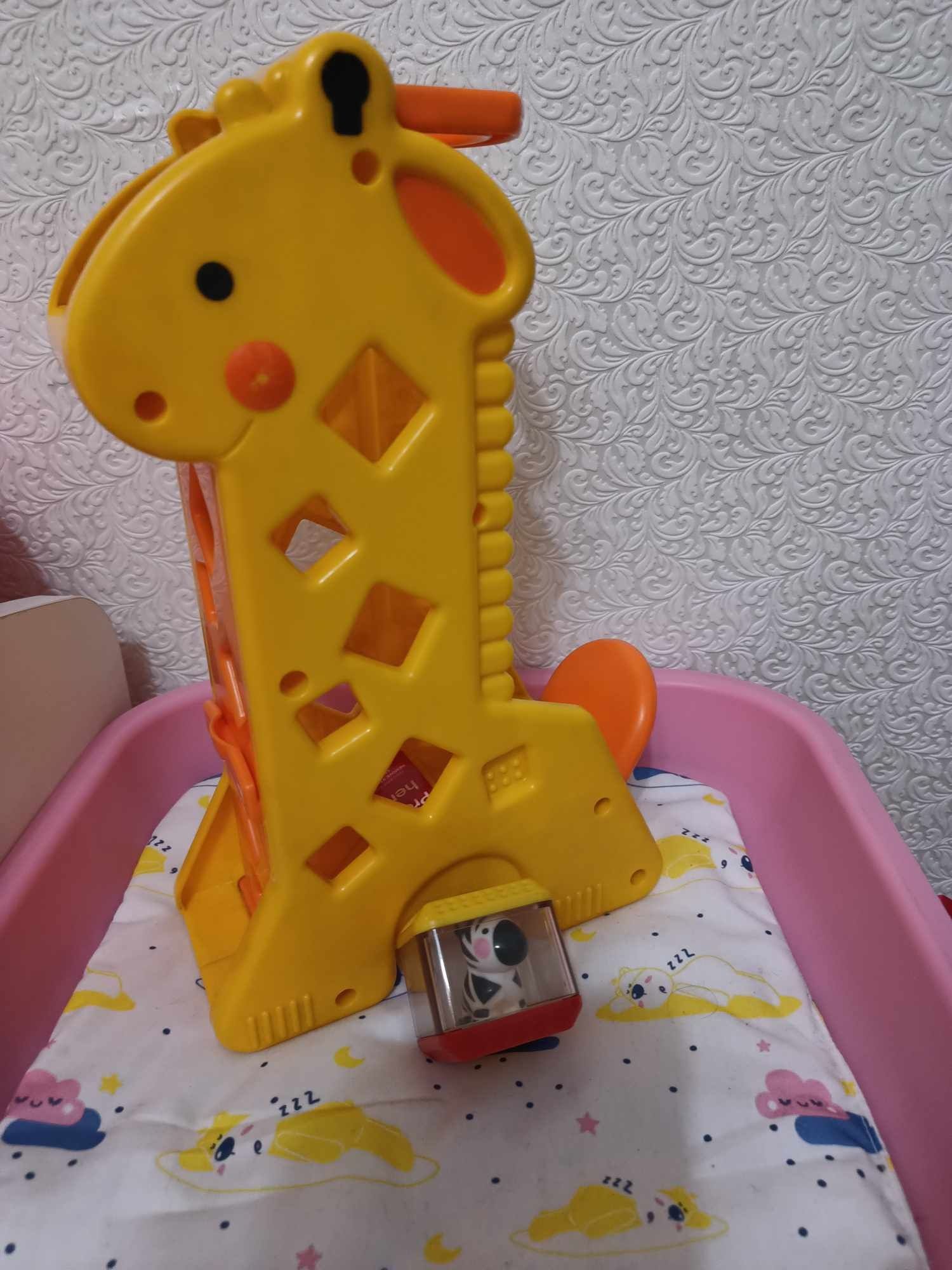 Fisher price - Забравен жираф с едно кубче