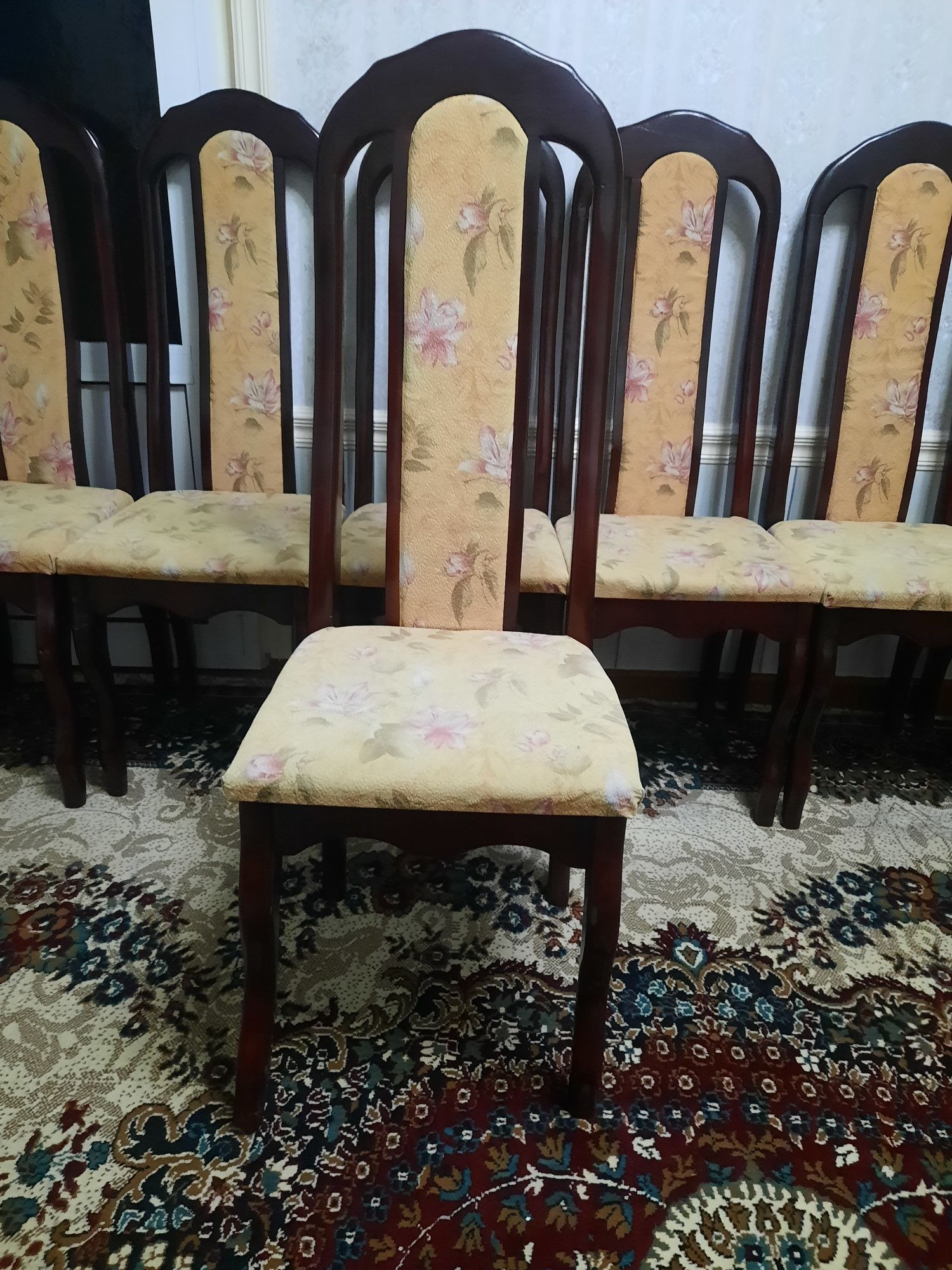 Стол и стулья для гостиной