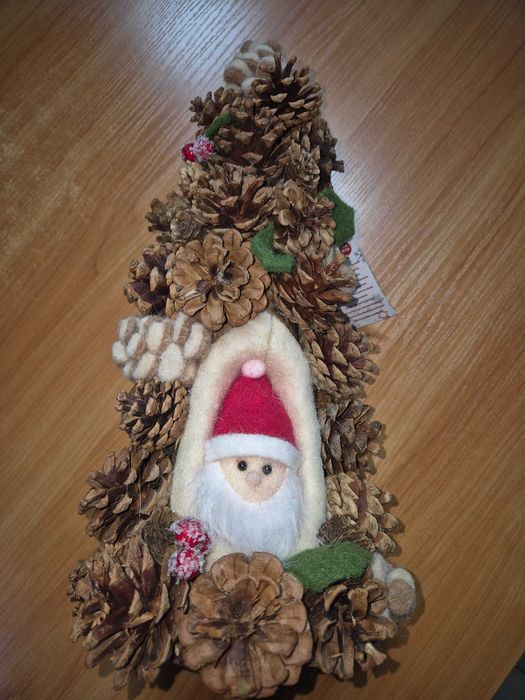 Малка коледна елхичка от шишарки