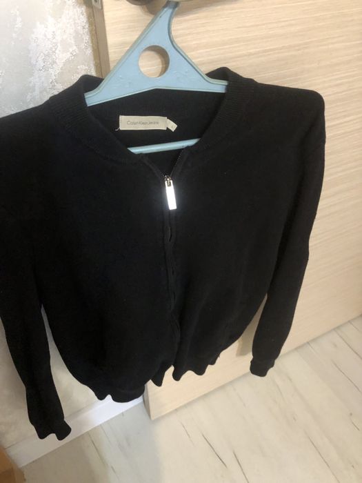 Продам.Фирменный.Мужской кардиган на замке.