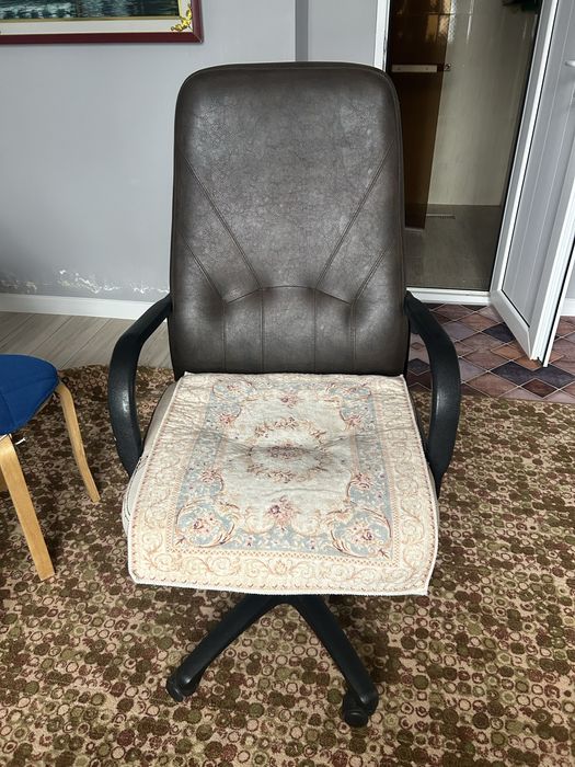 Кожаное кресло, офисное