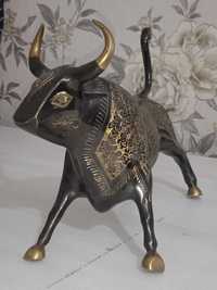 Скульптура бойцового быка. Металл. Индия.