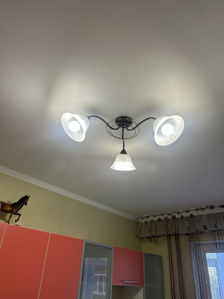 Продам хрустальную люстру