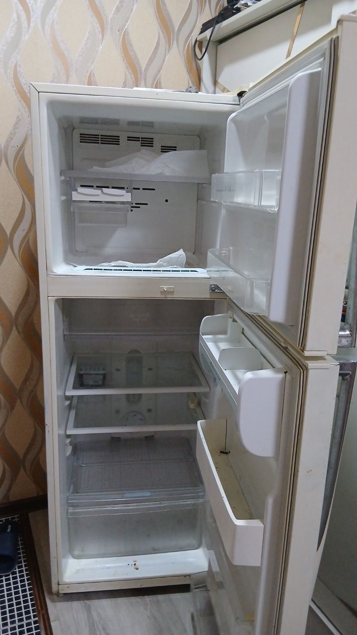 Срочно продаю холодильник лж все заводской